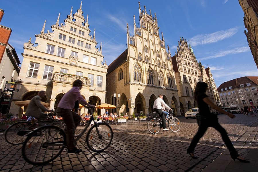 Im historischen Rathaus ist der mit reichem Schnitzwerk versehene Friedensaal zu besichtigen. Dort wurde 1648 mit dem Westfälischen Frieden der 30-jährige Krieg beendet und europäische Geschichte geschrieben.