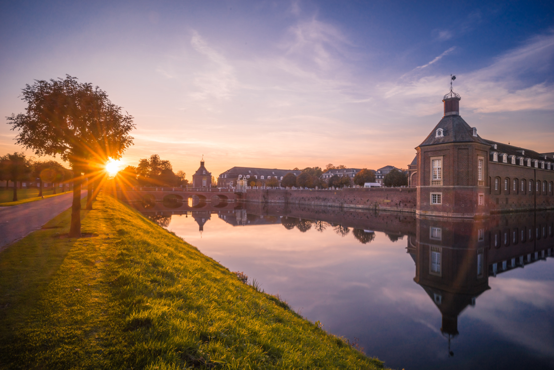 Das barocke Wasserschloss und Juwel des Münsterlands bei Sonnenuntergang im Spätsommer © Adobe Stock