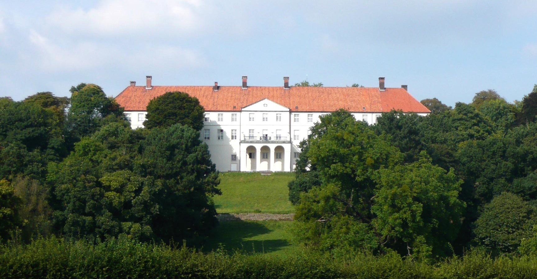 Schloss Cappenberg liegt idyllisch an einem Hang. Foto: Didi01 / pixelio.de