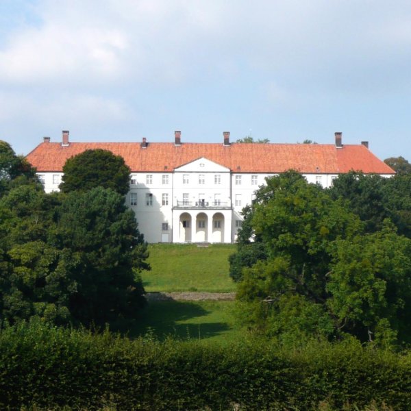 Schloss Cappenberg liegt idyllisch an einem Hang. Foto: Didi01 / pixelio.de