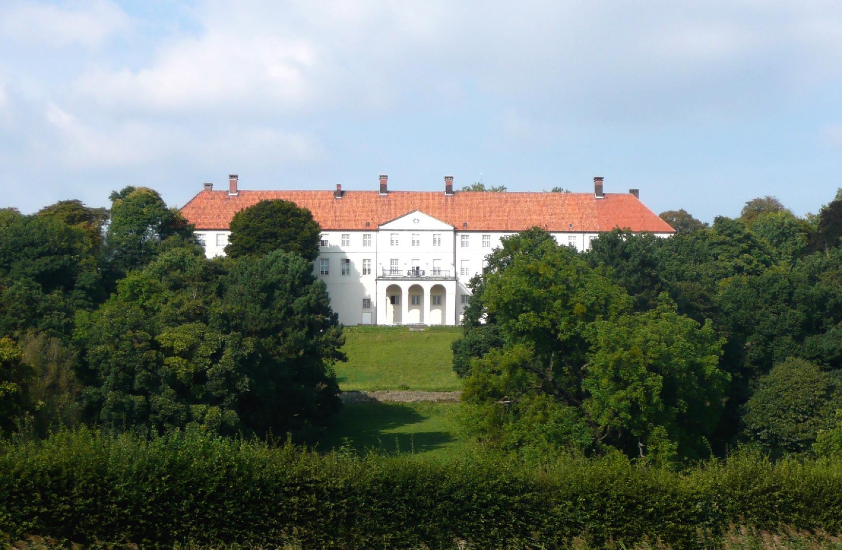 Schloss Cappenberg liegt idyllisch an einem Hang. Foto: Didi01 / pixelio.de